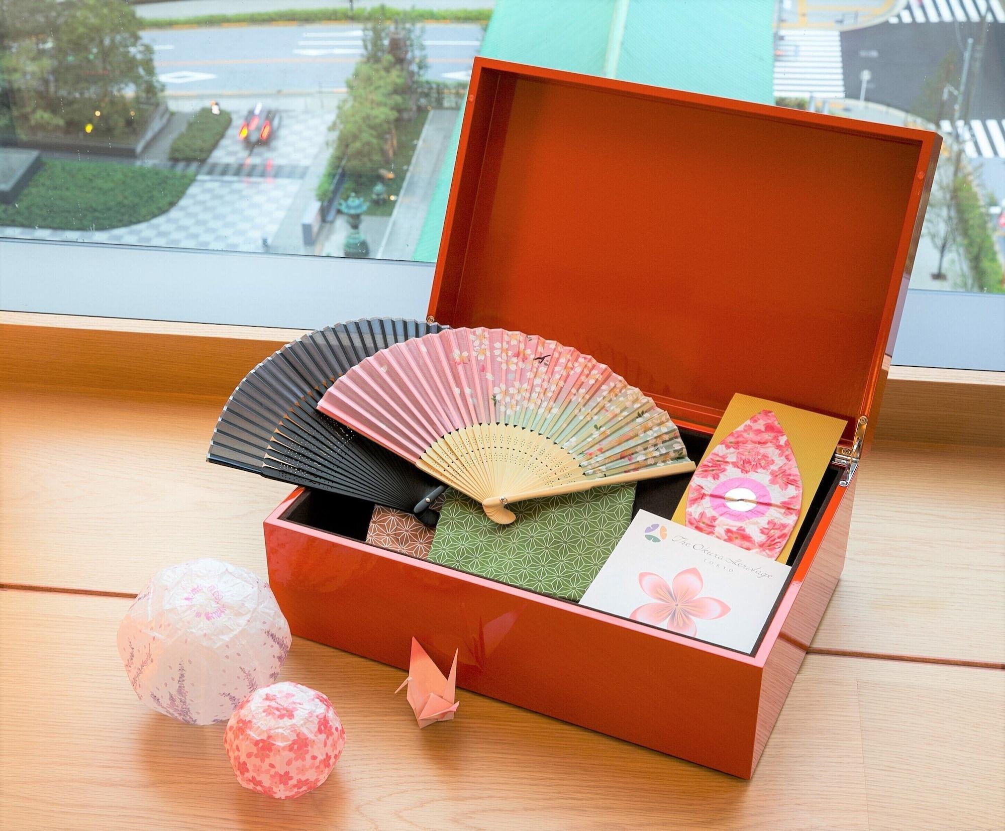 Hotel The Okura Tokio Exterior foto A set of traditional Japanese gifts