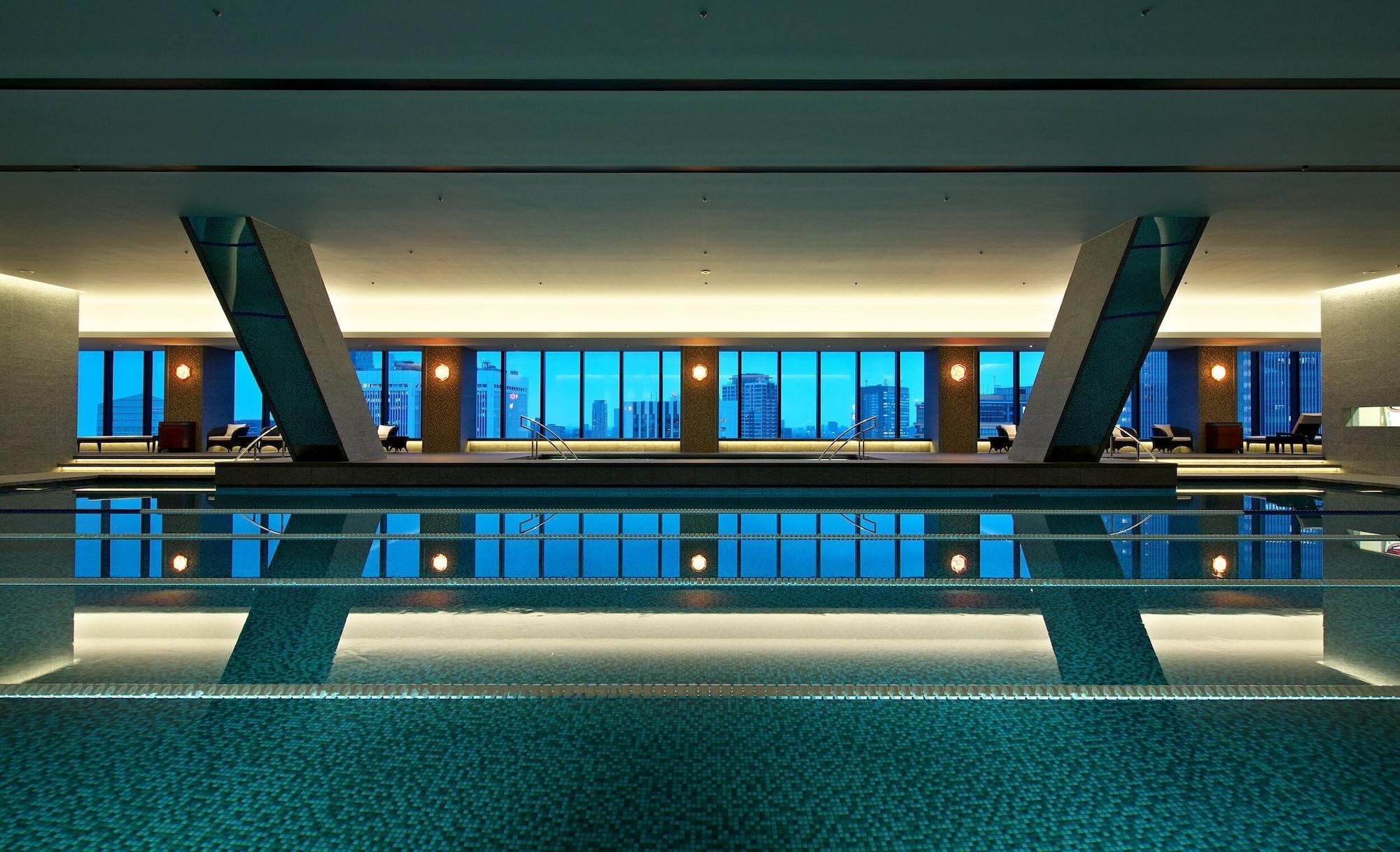 Hotel The Okura Tokio Exterior foto The pool at the Ritz-Carlton, Osaka