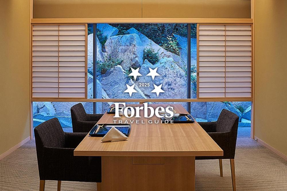 Hotel The Okura Tokio Exterior foto Forbes Travel Guide logo