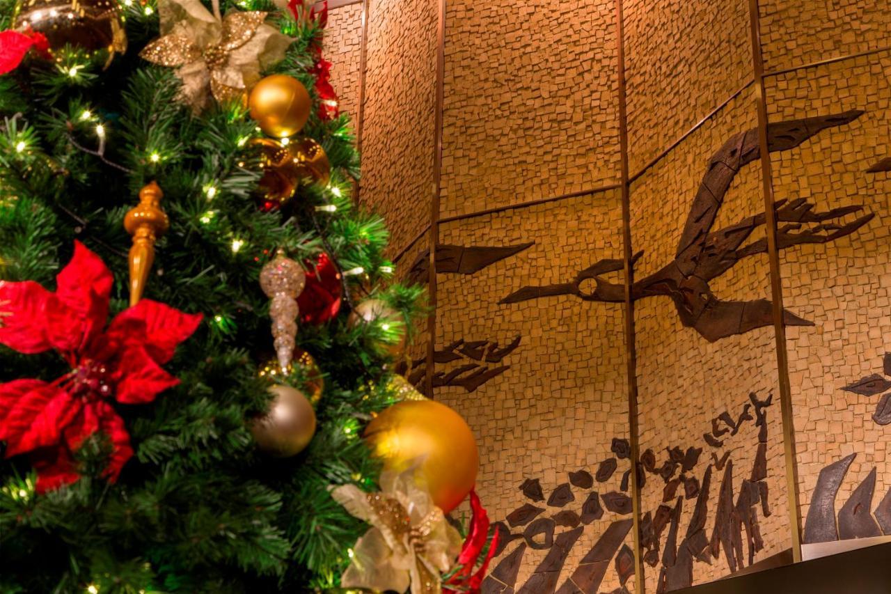 Hotel The Okura Tokio Exterior foto The Christmas tree at the Grand Hyatt Manila